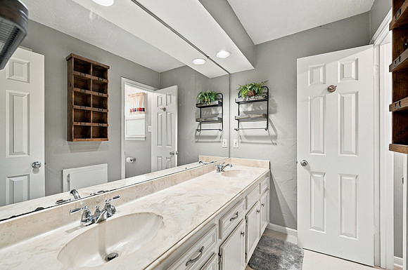 3222 Knoll Manor21
