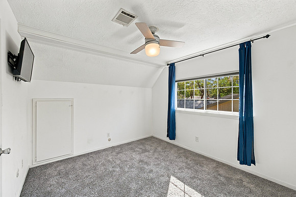 3222 Knoll Manor24