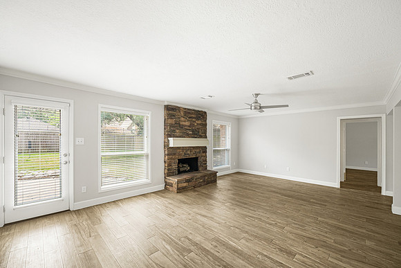 16215 Shrewsbury Cir-11