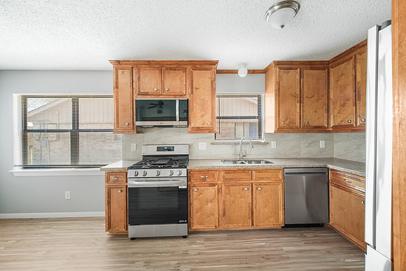 14422 Roundstone Ln-10