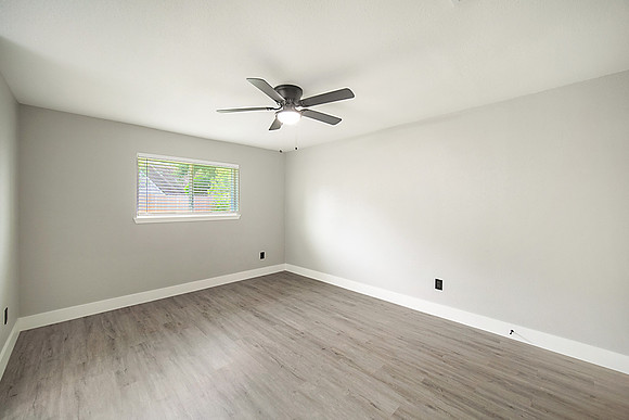 2919 W Greens Rd-25