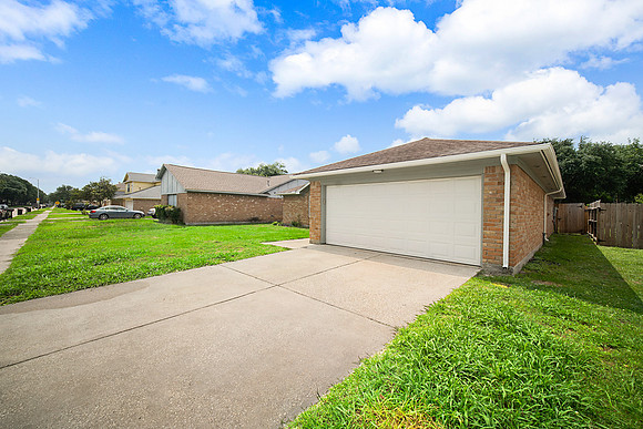 2919 W Greens Rd-3